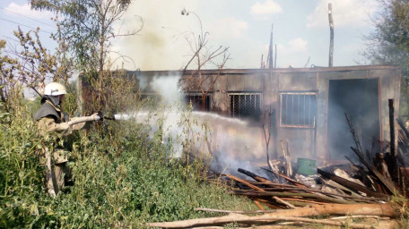Олешківські вогнеборці ліквідували пожежу у приватному домоволодінні